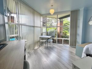 Lounge/Diner- click for photo gallery